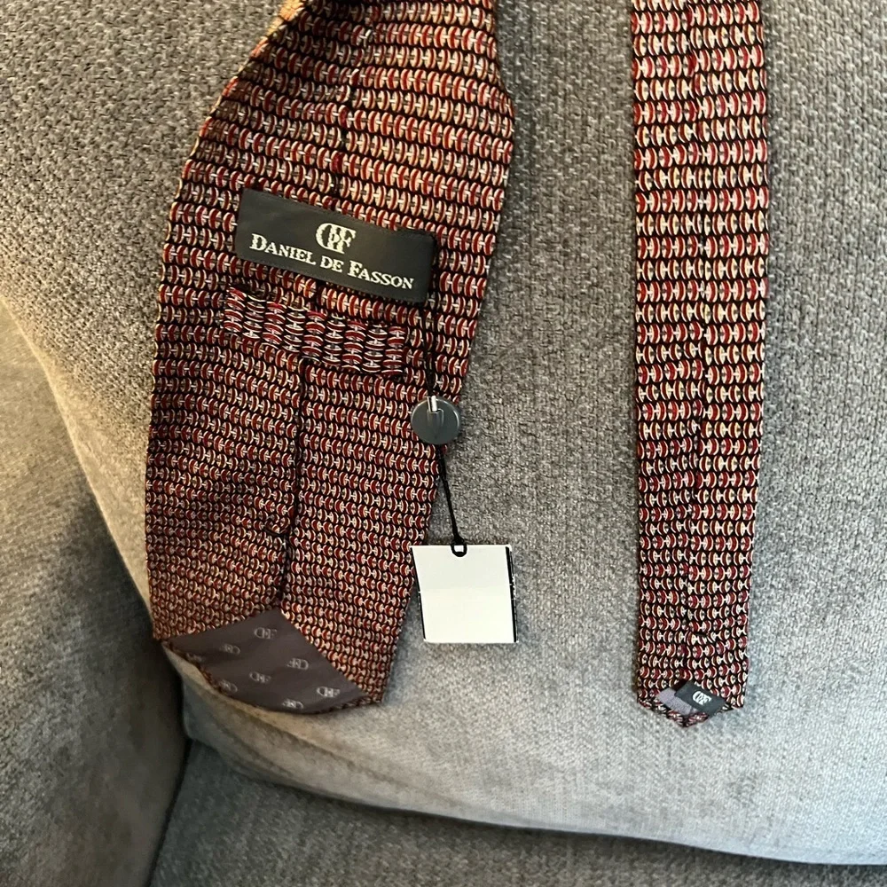 Daniel De Fasson Men’s handmade 100% silk neck tie.